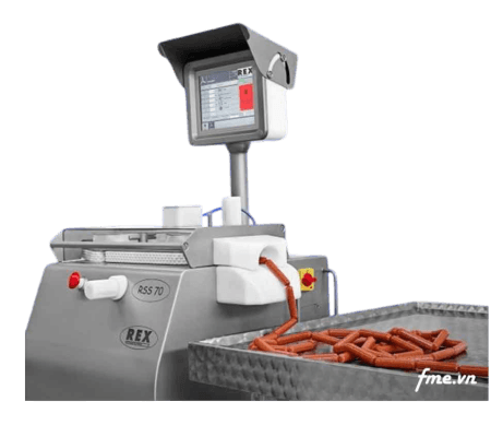 Máy cắt xúc xích trong dây chuyền sản xuất xúc xích xông khói